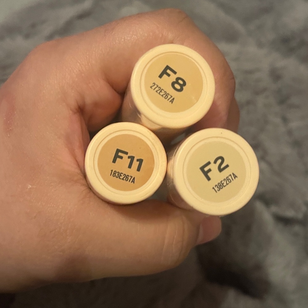 Revolution Fast Base Stick Foundation - Picture 5 of 5